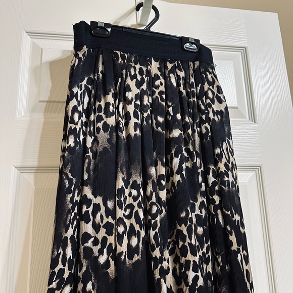 White House Black Market Leopard Skirt 🖤 - Picture 7 of 12